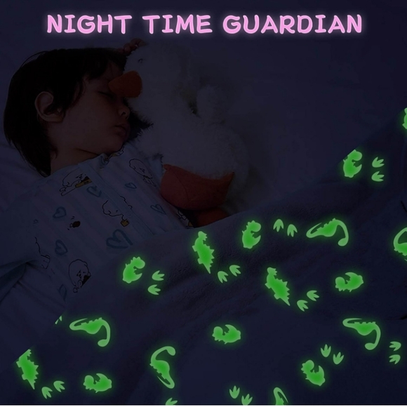 NIP Glow In The Dark Dinosaur Fleece Blanket Throw Soft 50x60 Sleepover Boy Girl - Picture 8 of 8